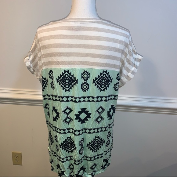Lularoe Tee, sz S - Picture 7 of 7